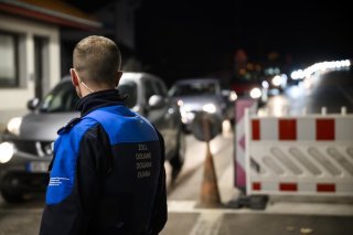 Un garde-frontiere de la Suisse contole les vehicules des frontaliers a la douane le mardi 15 novembre 2022 au Locle. Les forces de securite francaises et suisses se sont associes pour une operation de controle de grande ampleur au Poste frontiere de Col France - Col des Roches entre la France et la Suisse. (KEYSTONE/Jean-Christophe Bott)
